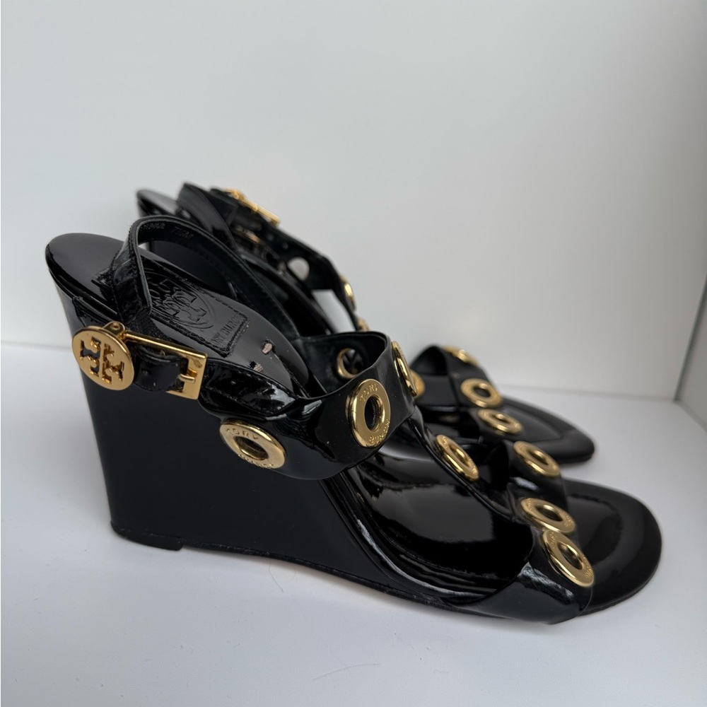 TORY BURCH Kathryn Black Patent Leather Gold Rivet Wedge Heel Sandals Size 7.5 - Picture 10 of 16